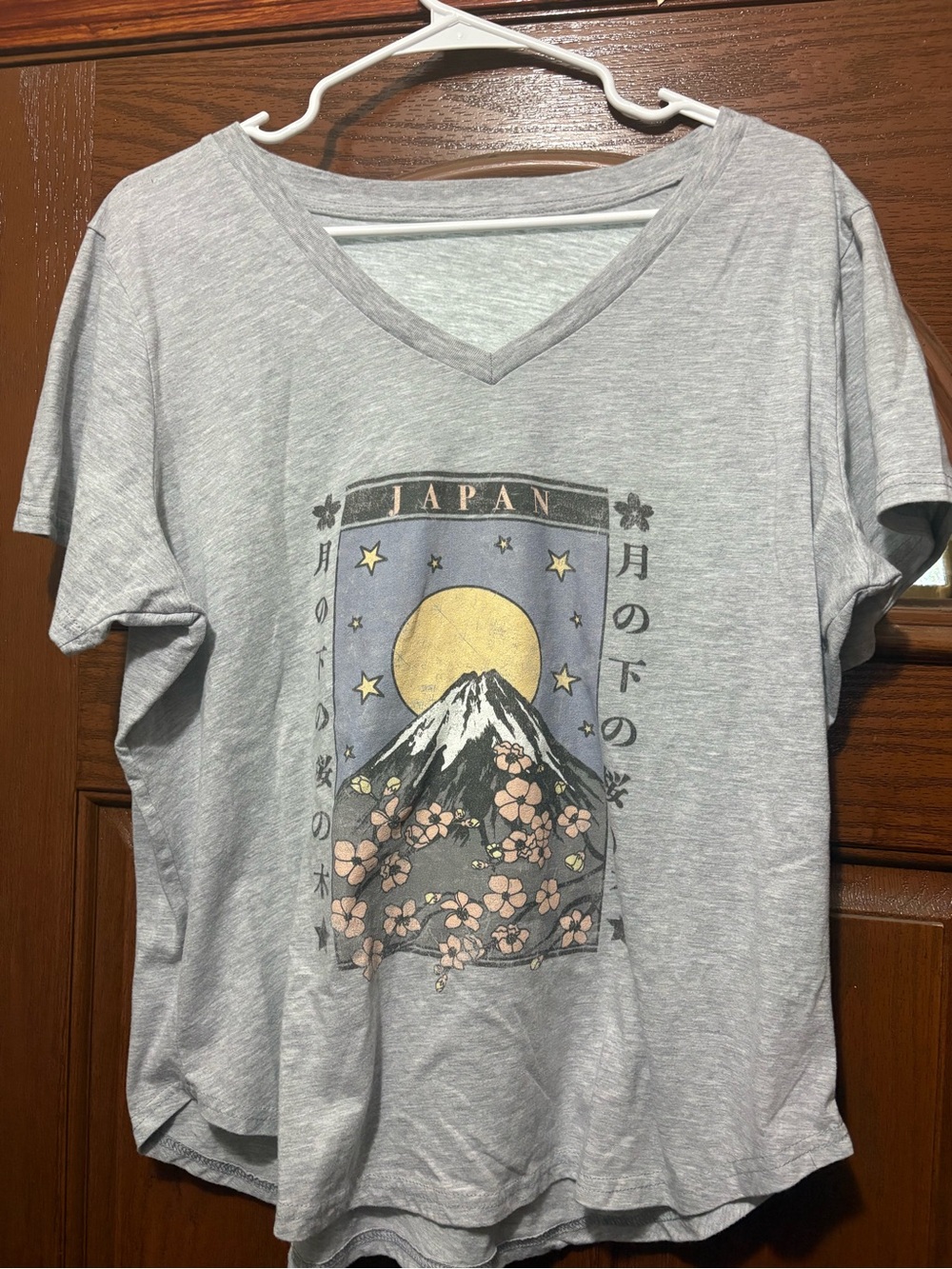 Kohl's women’s size 1x light gray Japan graphic top